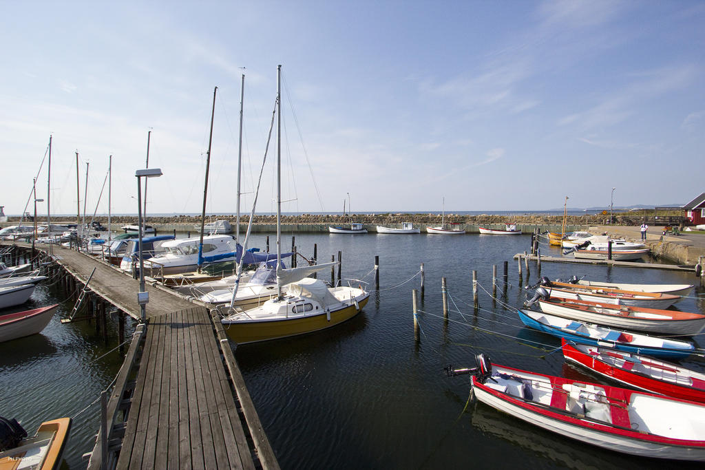 Lerbergets småbåtshamn med pir och badbrygga!