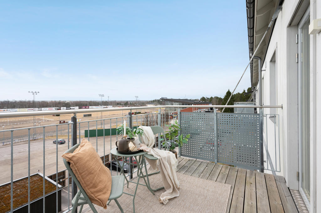 Balkong med utsikt över travbanan