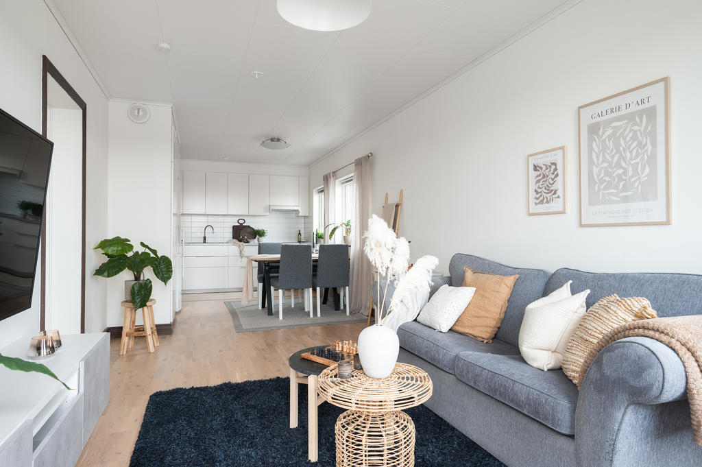 Vardagsrum och kök i öppen planlösning