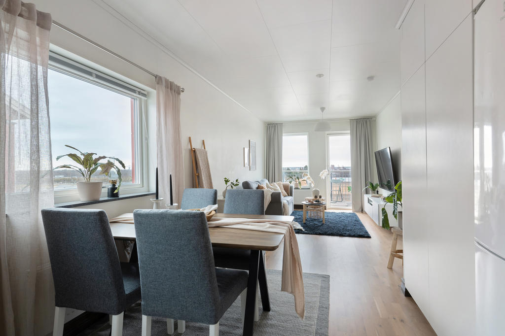 Vardagsrum och kök i öppen planlösning