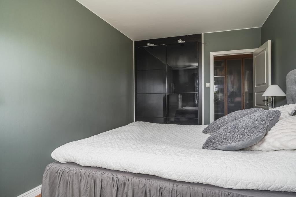 Inbyggd garderob med skjutdörrar