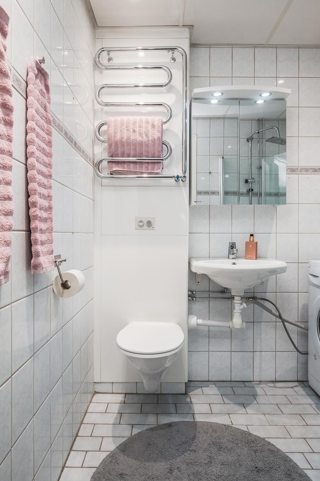 Handdukstork och vägghängd toalett