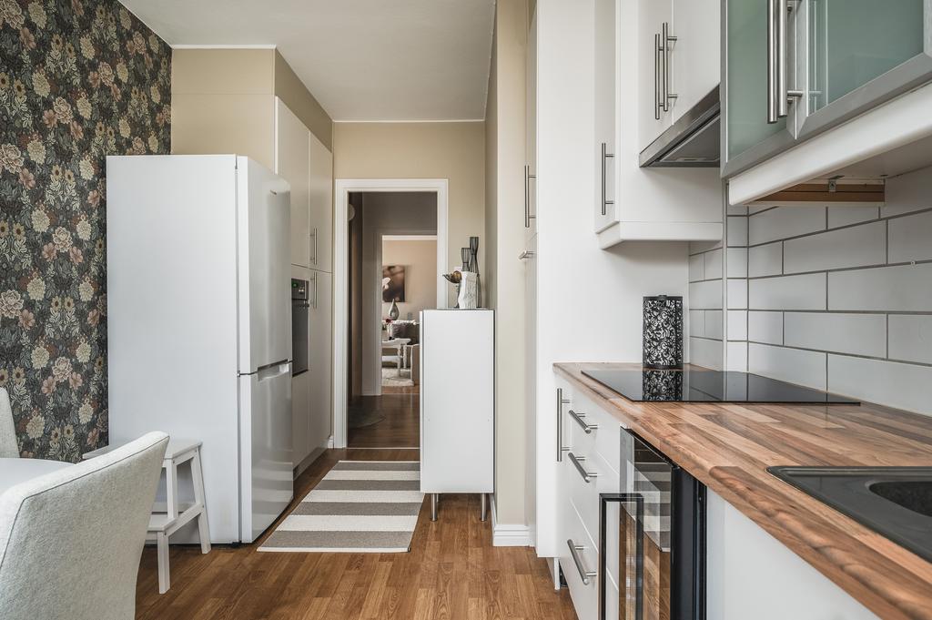 Vy mot hallen från köket