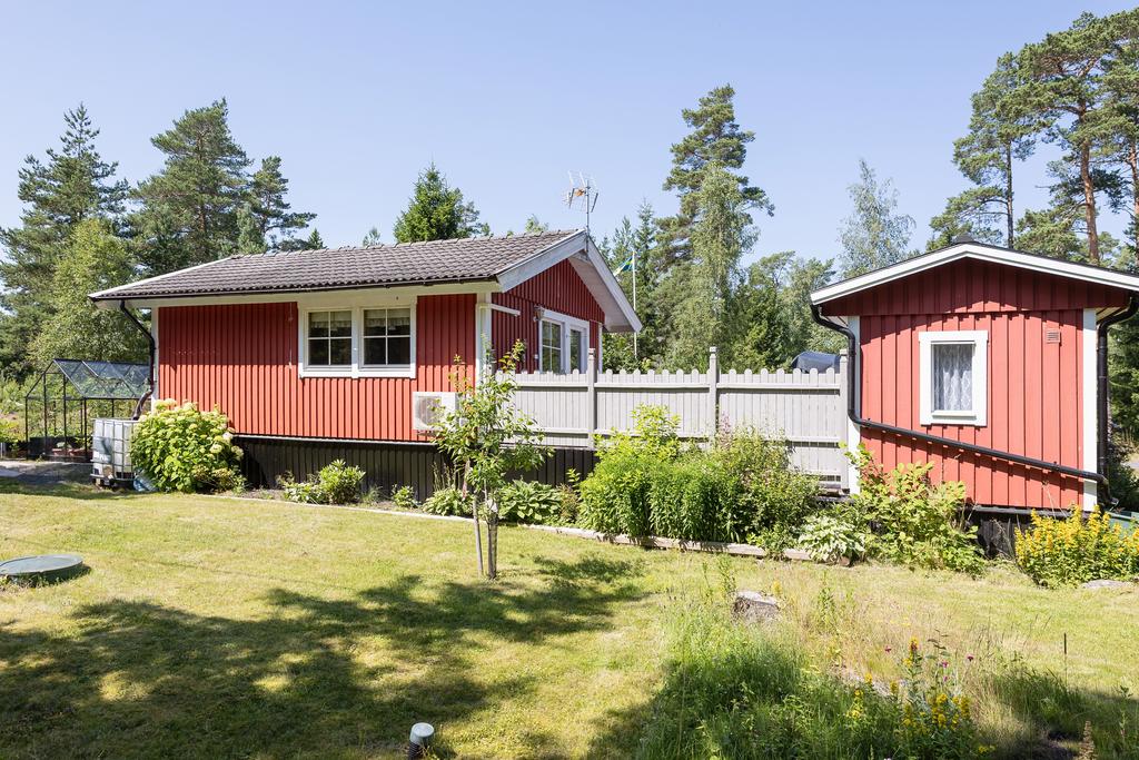 Trädgård på husets baksida