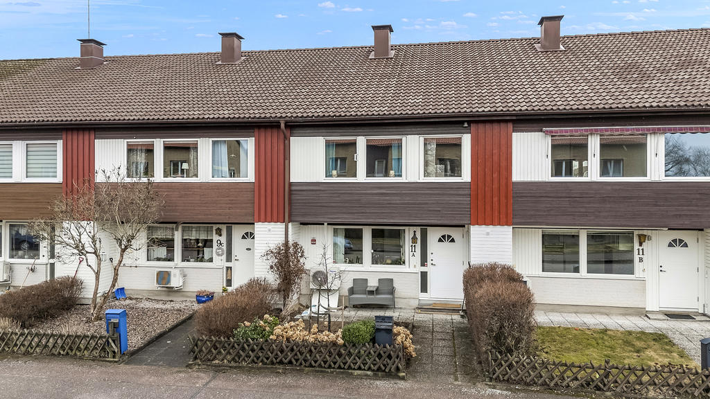 Entrésidan med egen täppa 