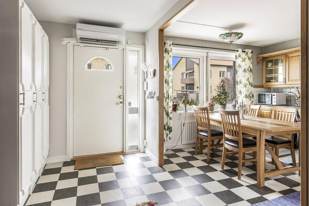 Hall invid kök i öppen planlösning