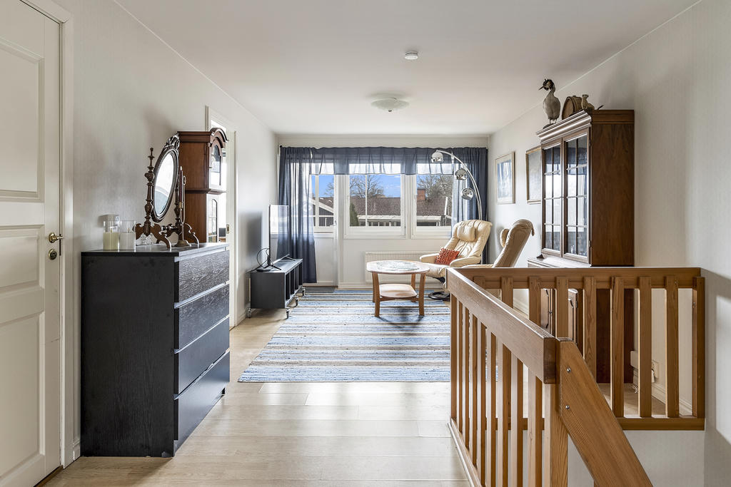 Övre allrum med utgång till balkong