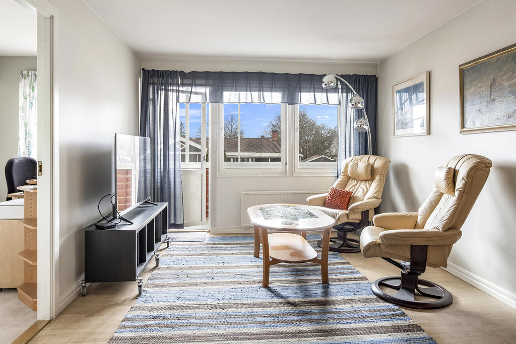 Allrum med utgång till balkong i väster