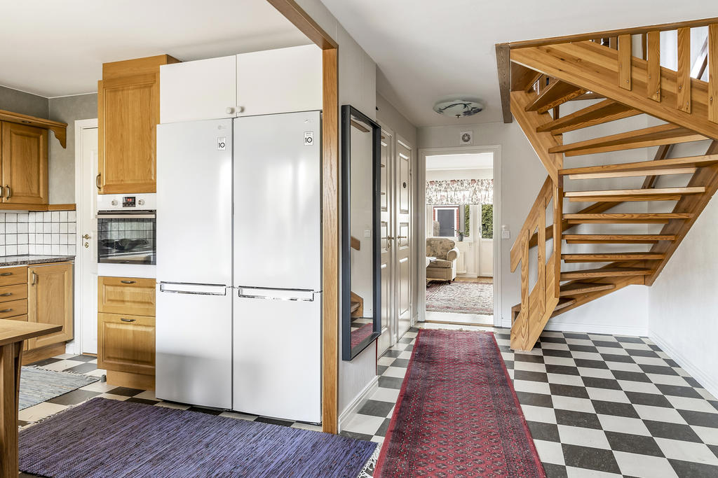 Hall med trapp till övervåningen