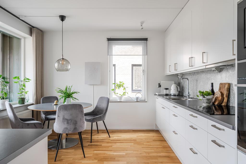 Ljust och rymligt med plats för matbord 