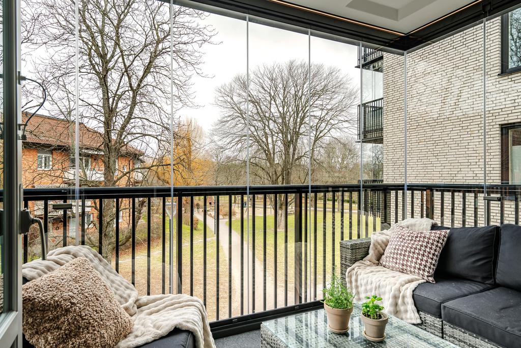 Inglasad balkong med fint läge mot parken 