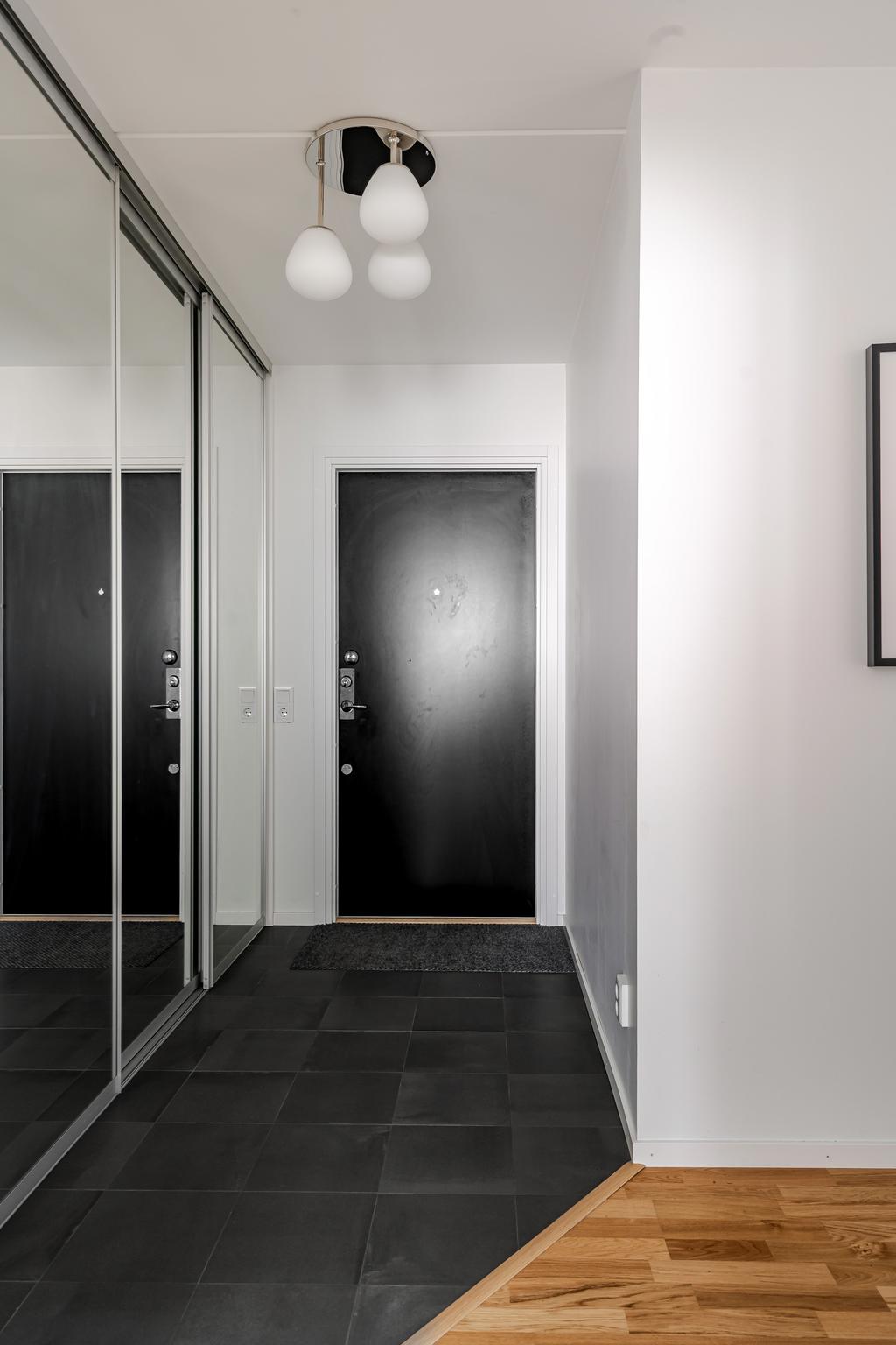 Praktiskt klinkergolv samt skjutdörrsgarderob i hallen 