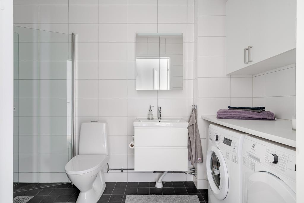 Helkaklat duschrum med tvättavdelning