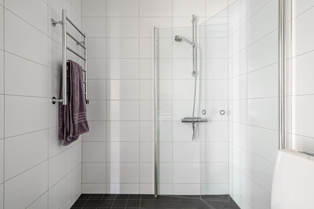 Vikväggar i glas samt elektrisk handdukstork