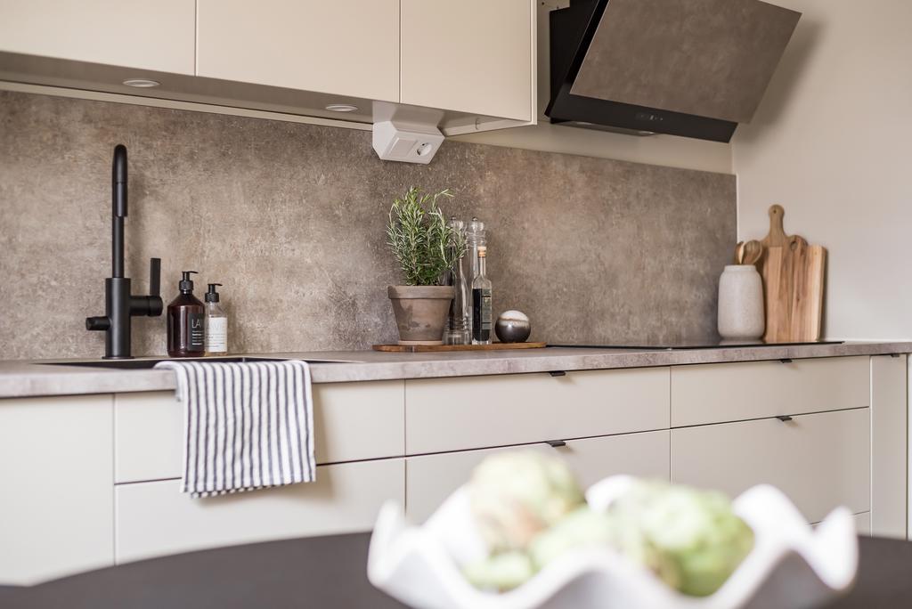 Bänkskiva och stänkskydd i samma form