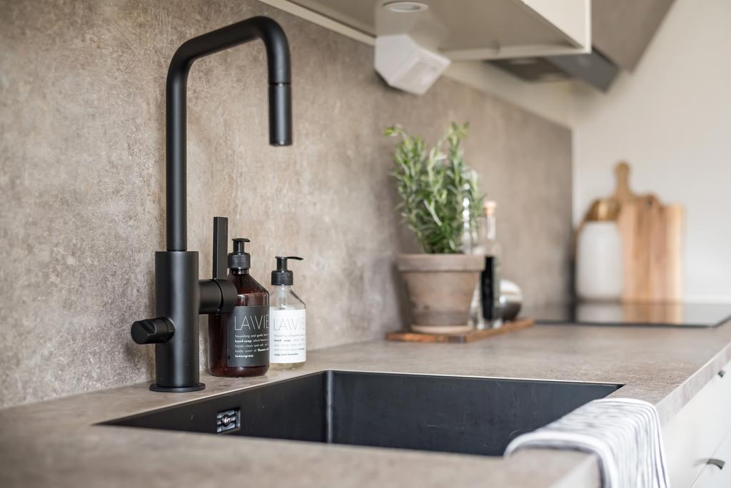 Underlimmad ho och svart blandare