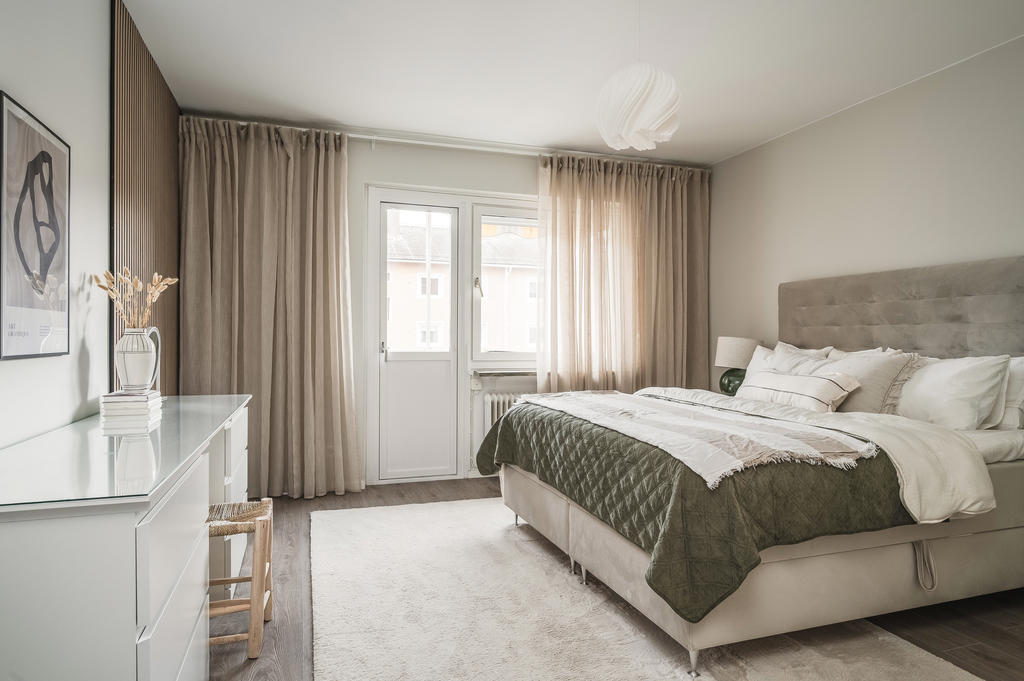 Sovrum 1 med utgång till balkongen