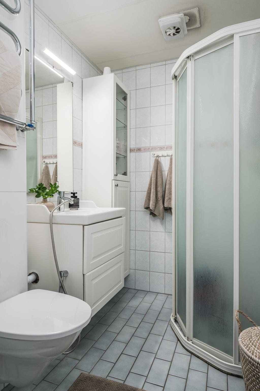 Helkaklat badrum med ny inredning