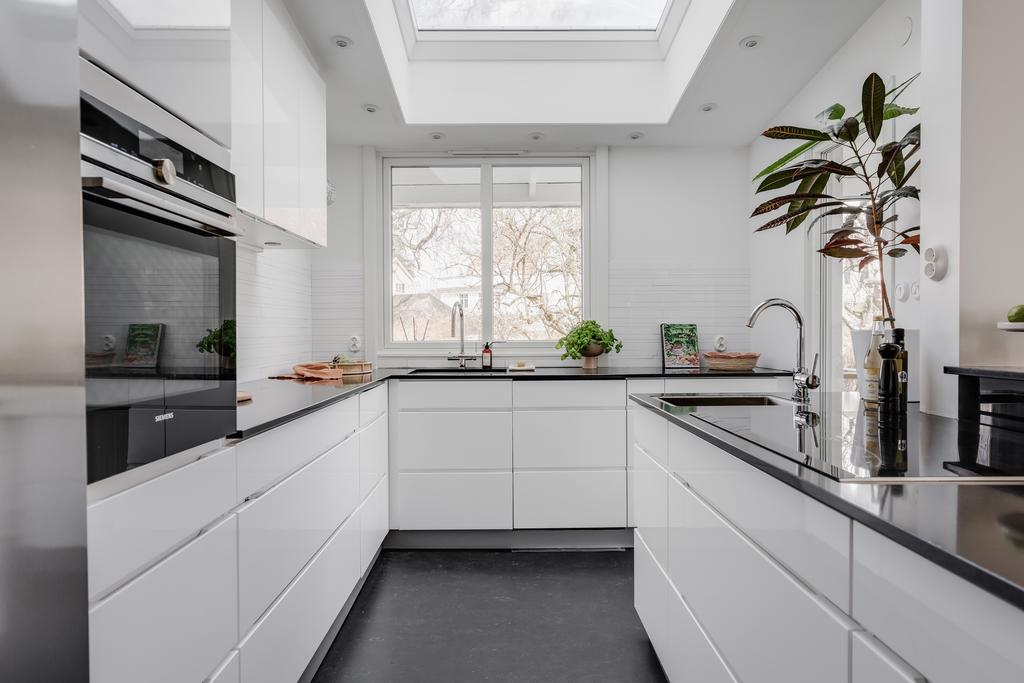 Stilrent och praktiskt kök med takfönster som skapar ett härligt ljusinsläpp
