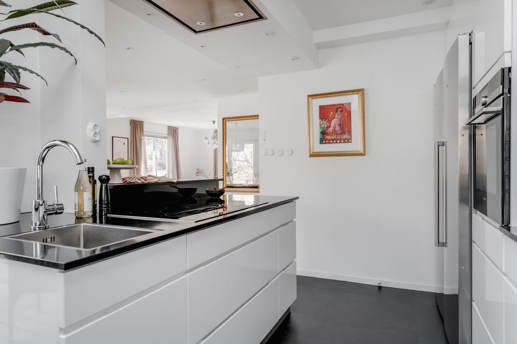 Kök mot matplats och vardagsrum