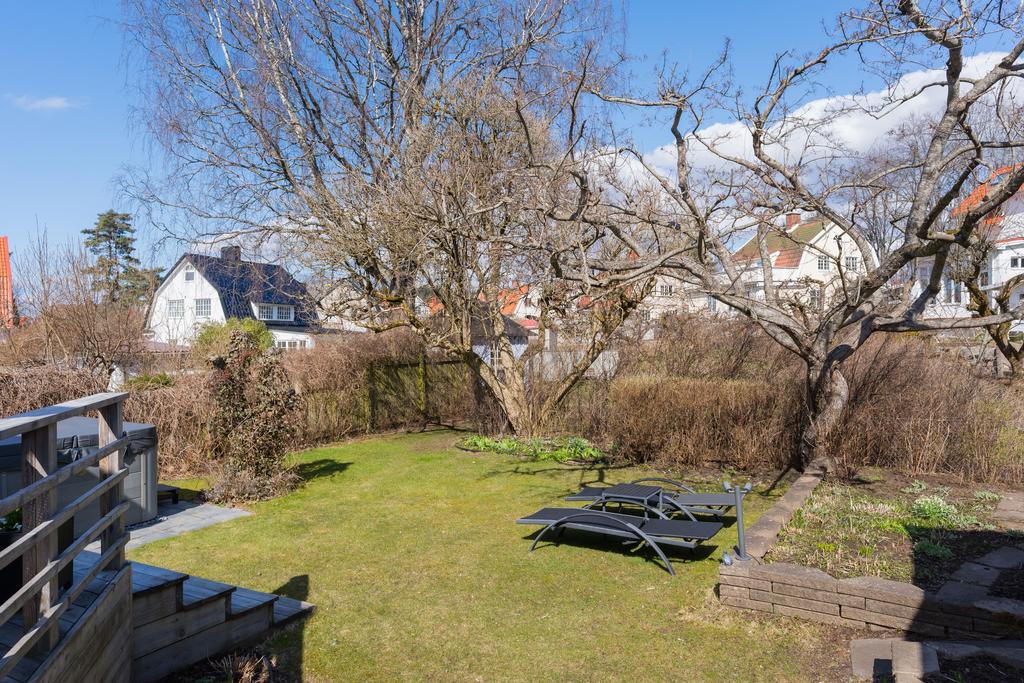 Fint trädgård med bärbuskar, frukträd och vackra blommor