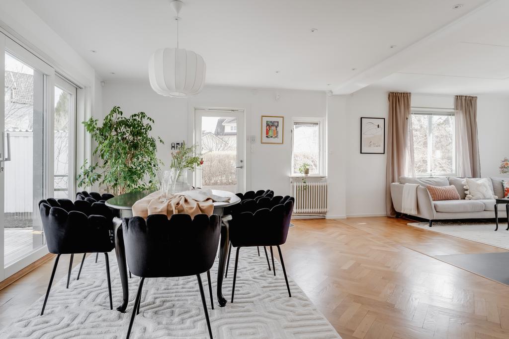 Matplats och vardagsrum i öppen planlösning
