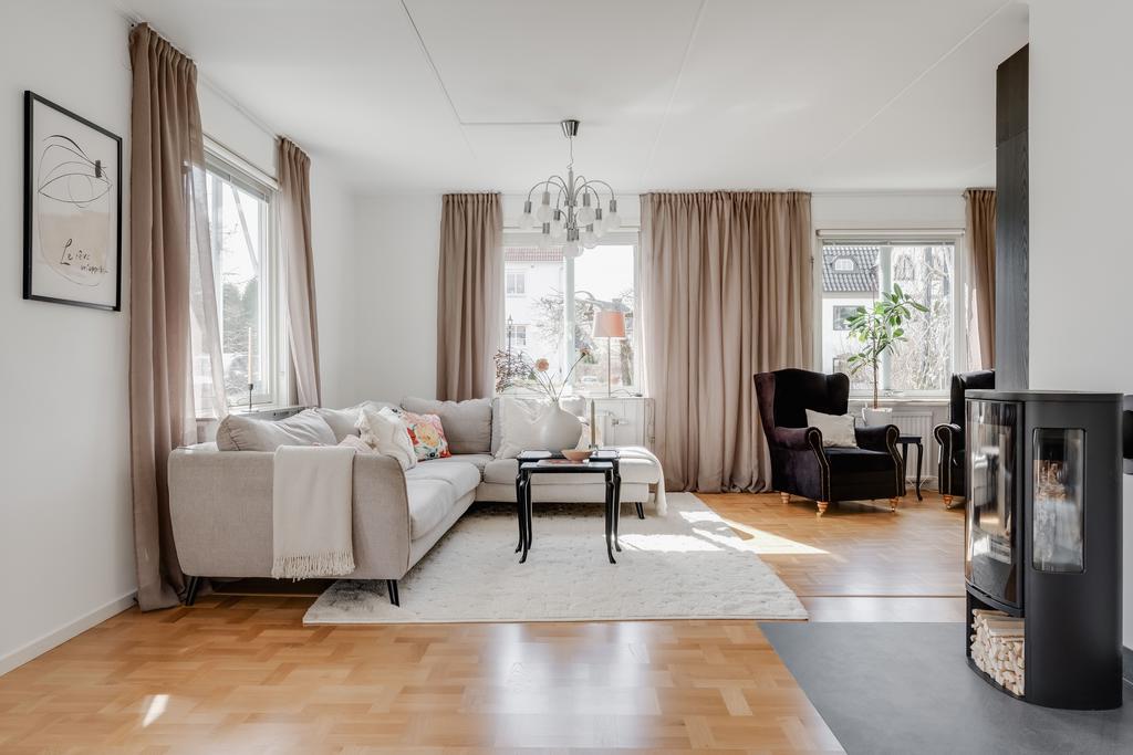 Vardagsrum i vinkel med kamin