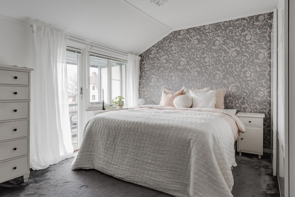 Sovrum 2 med utgång till balkong