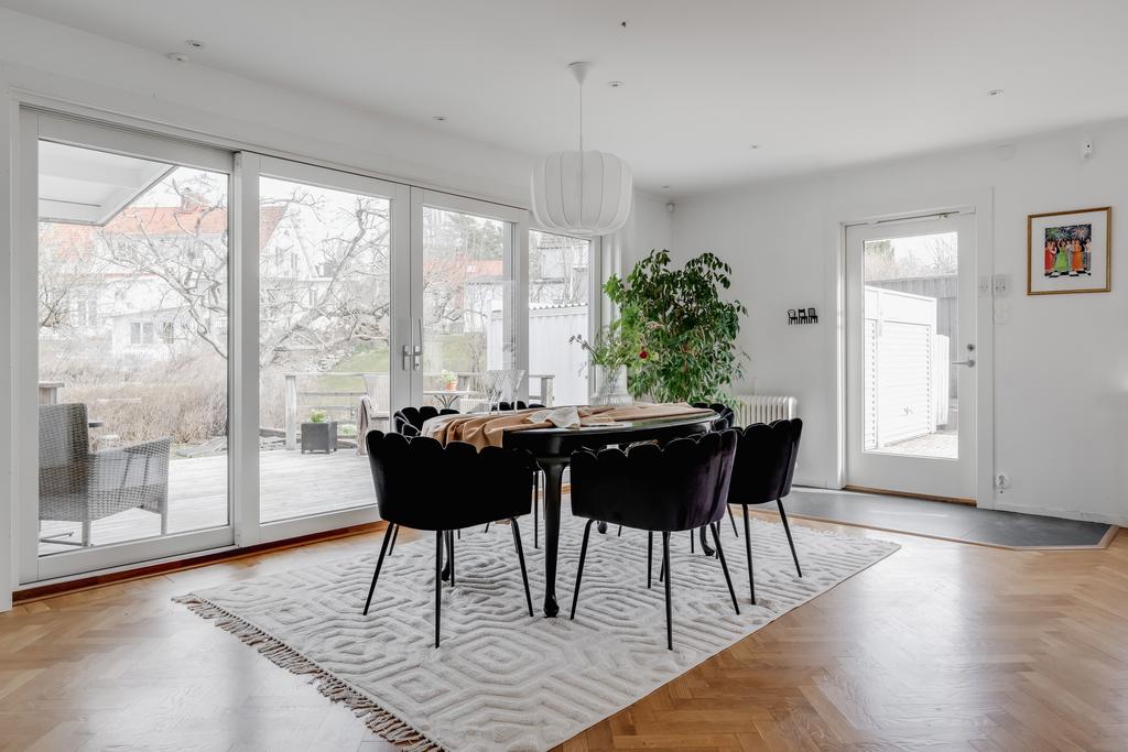 Från matplatsen nås altanen på husets baksida