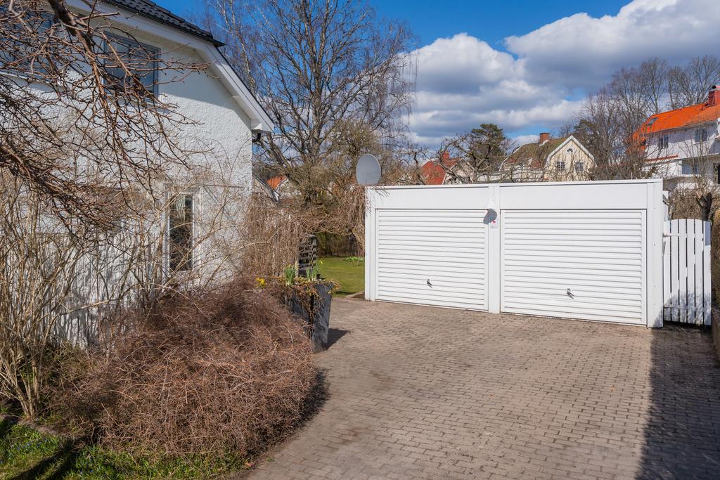 Dubbelgarage och stenlagd uppfart