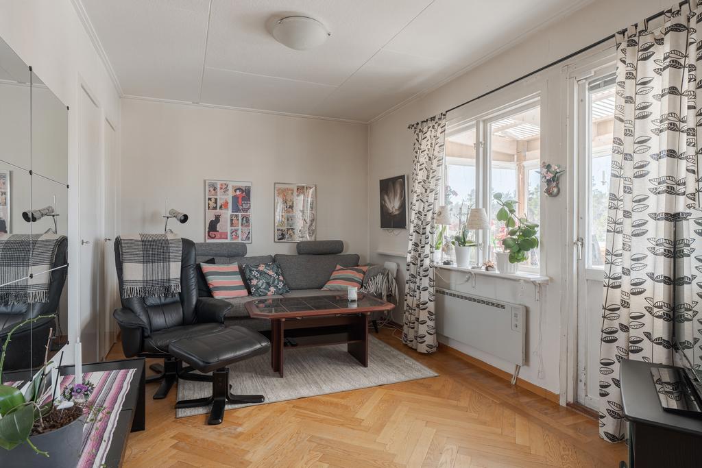 Vardagsrum med direkt utgång till altan