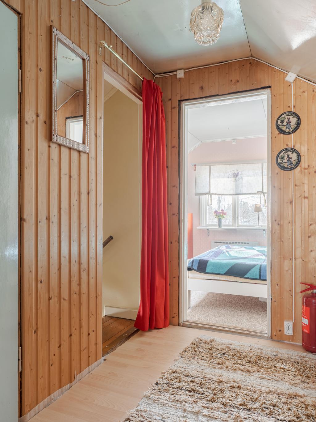 Övre våning, trapp till höger samt wc till höger. 