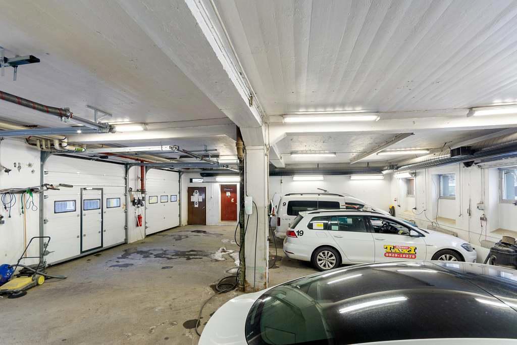 Garage. Del 1 av garaget med tre högportar.