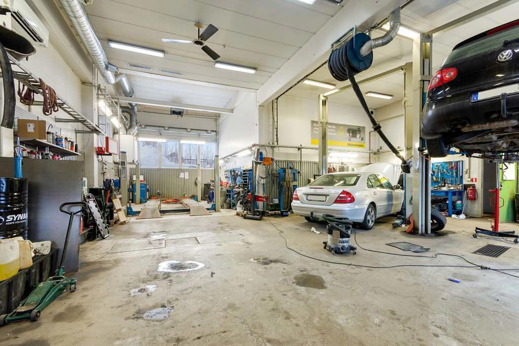 Garage. Del 3 av garaget med en högport, förråd, lager, omklädning och pentry.