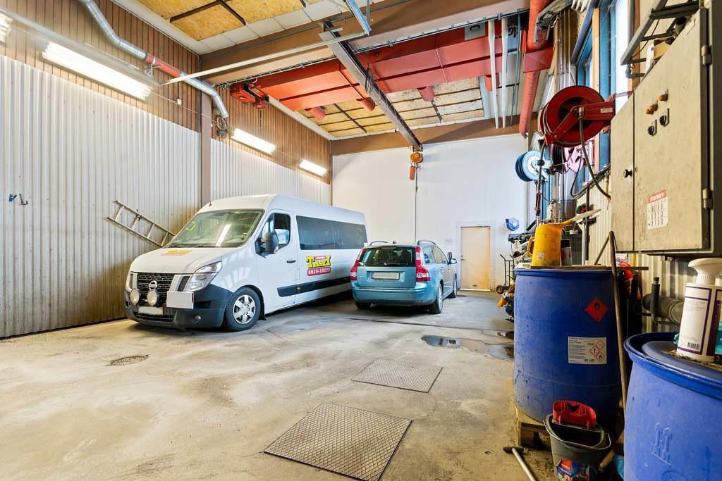 Garage. Del 2 av garaget med en högport.