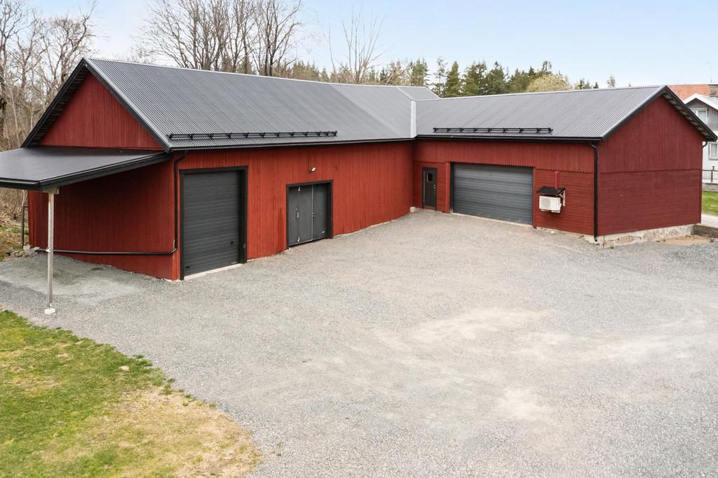 Renoverad lada med dubelgaragae, loge och vidbyggd carport. 