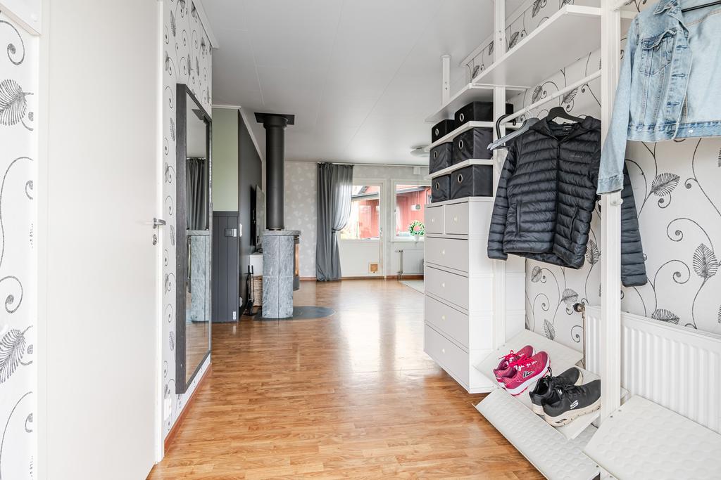 Välkommen in, avhängning till höger. 