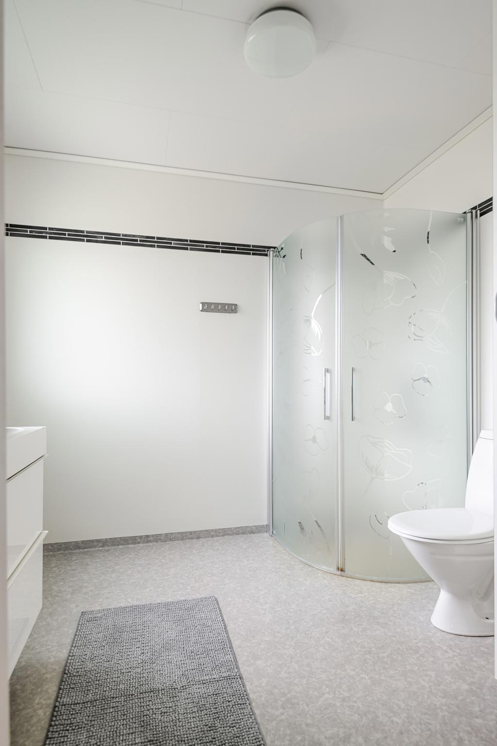 WC med dusch med ingång från hallen. 