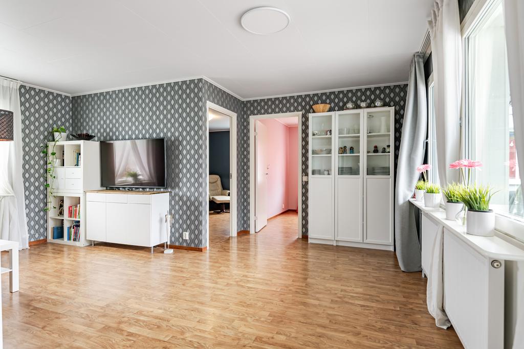 Lilla vardagsrummet som enkelt skulle kunna bli ett femte sovrum för den större familjen. 