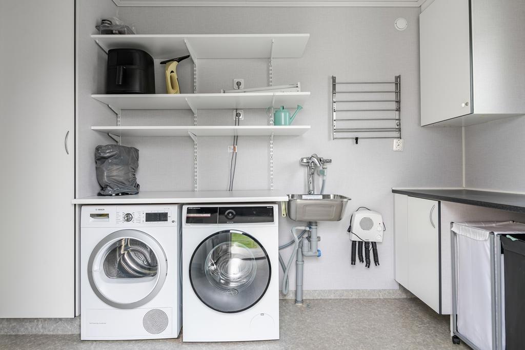 Tvättstugan ligger innanför köket med groventré. 