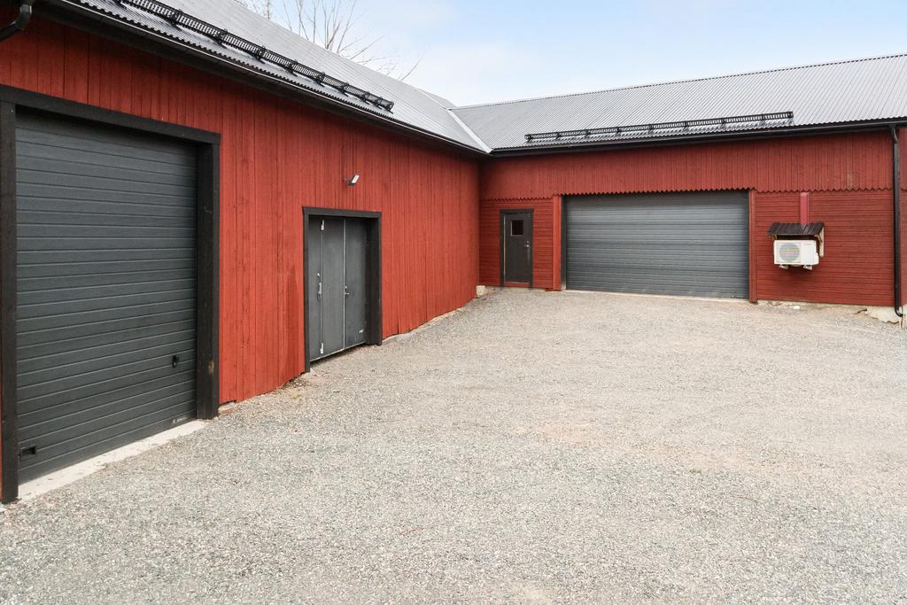 Vy över den stora ladan. 