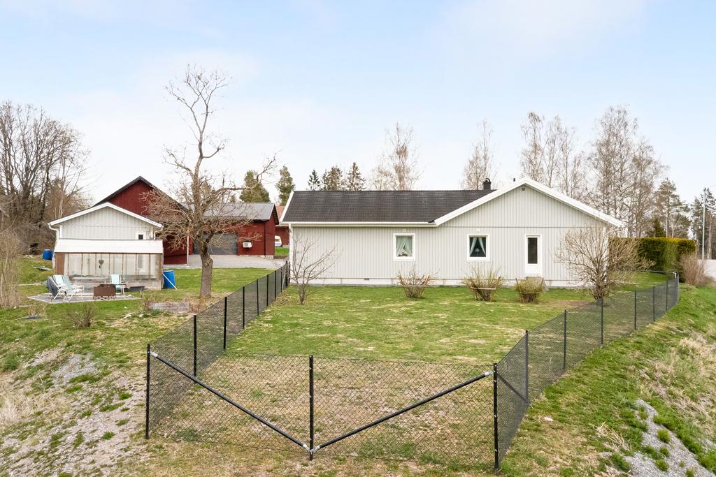 Staket som skyddar för mindre barn eller hund. 