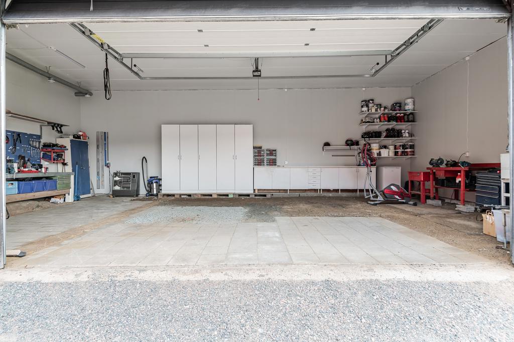 Invändigt i dubbelgaraget som har elektrisk port. 