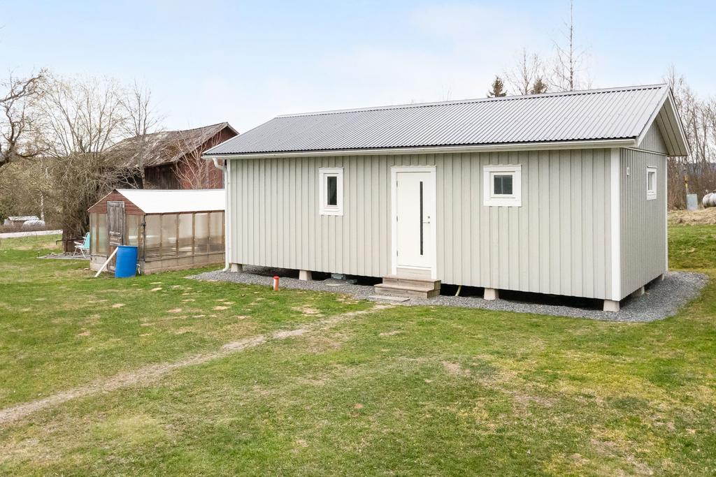 Byggnad på tomten. 