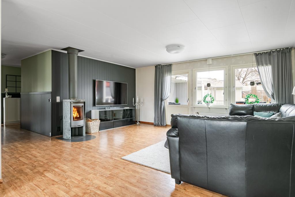 Stort och välkomnande vardagsrum med kamin som värmer kallare dagar.