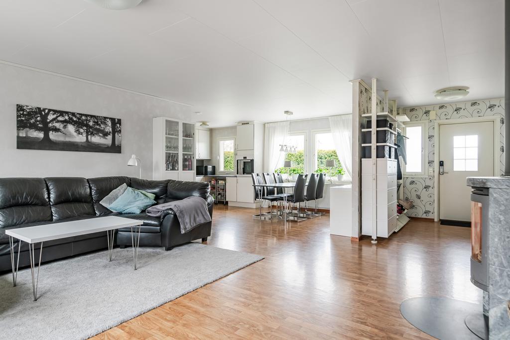 Vy från vardagsrummet mot köket. 