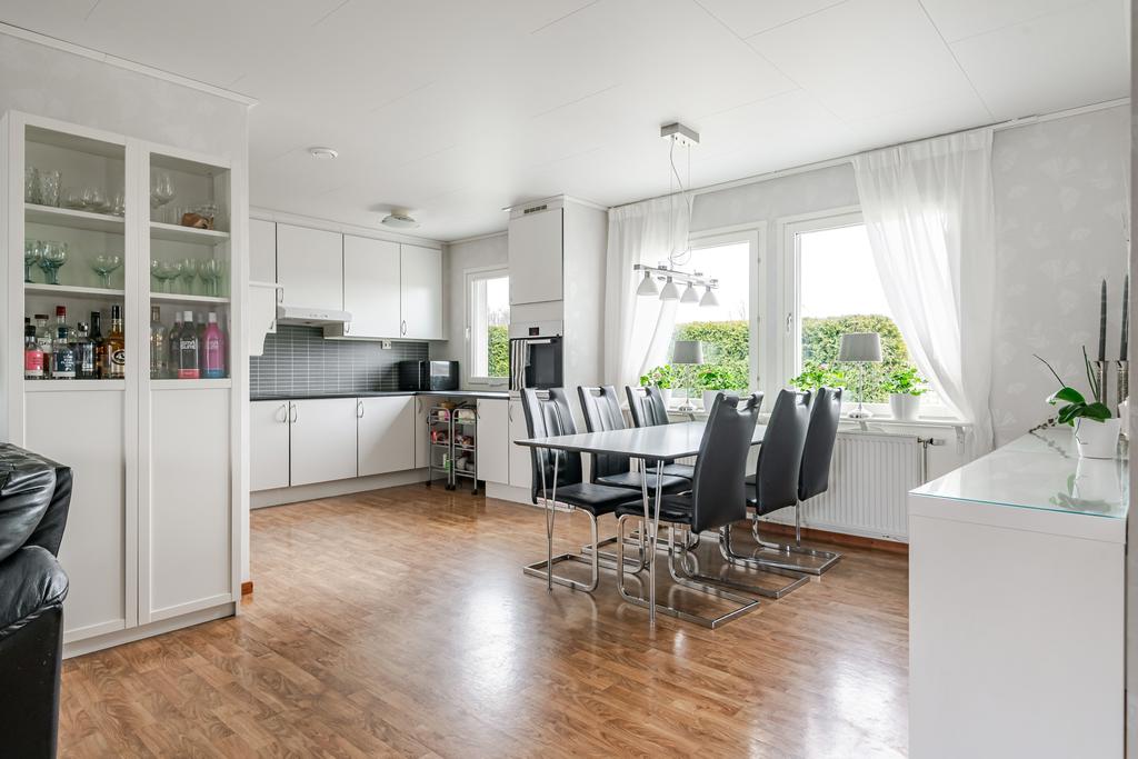 Kök med plats för större matgrupp. 