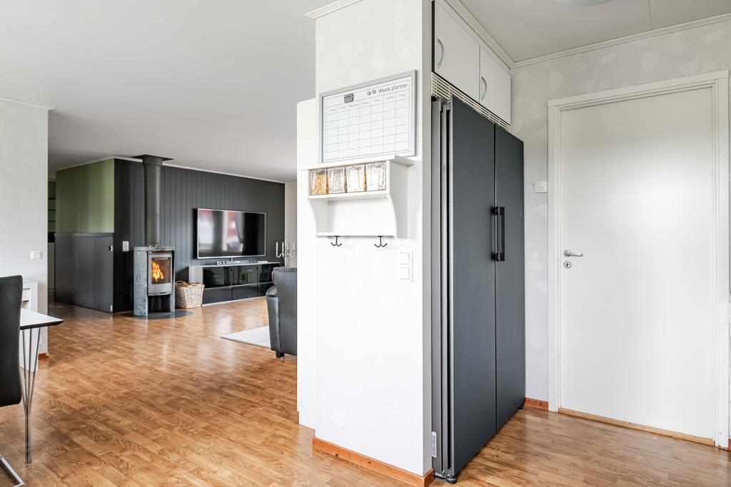 Vy från kök mot vardagsrum och in mot tvättstuga. 