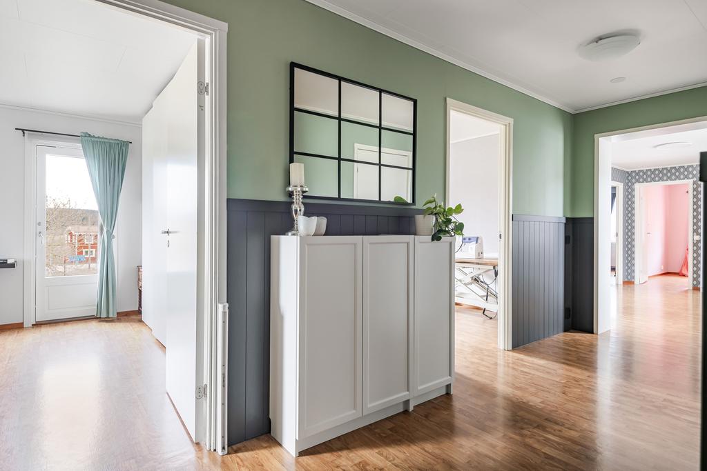 Hallen ner mot sovrummen. 