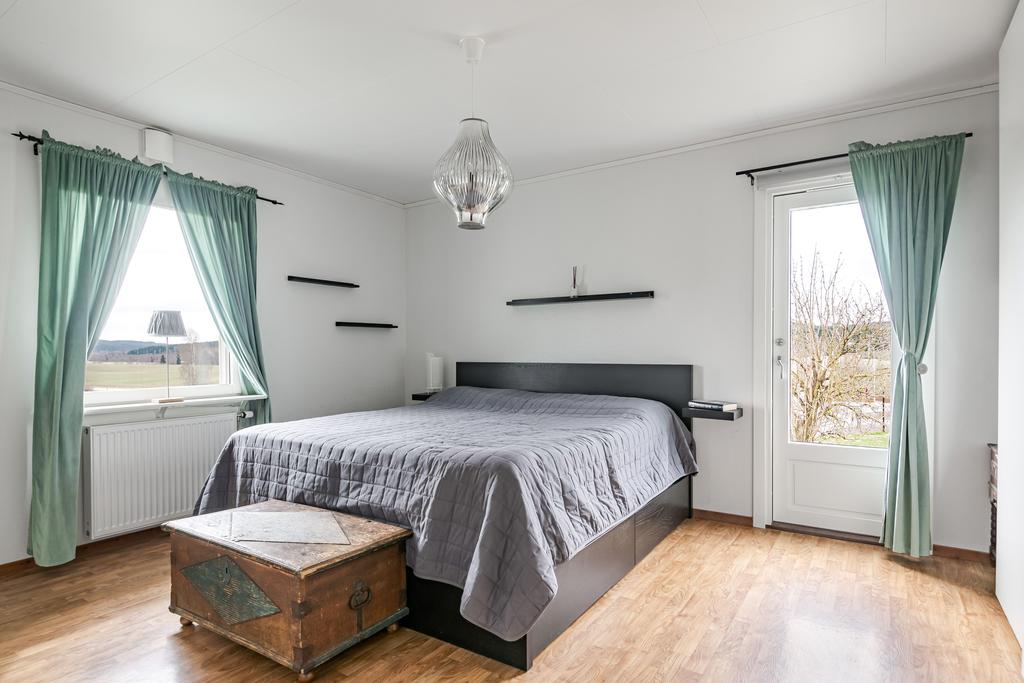 Master bedroom med ingång till egen garderob. 